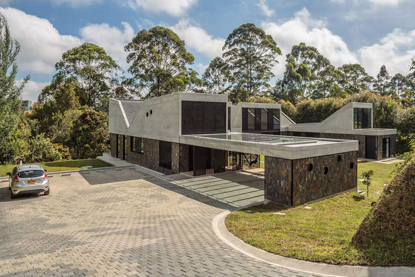 plan-b-arquitectos-casa-en-ilanogrande-rionegro-designboom-02