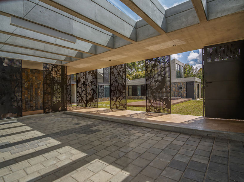 plan-b-arquitectos-casa-en-ilanogrande-rionegro-designboom-02