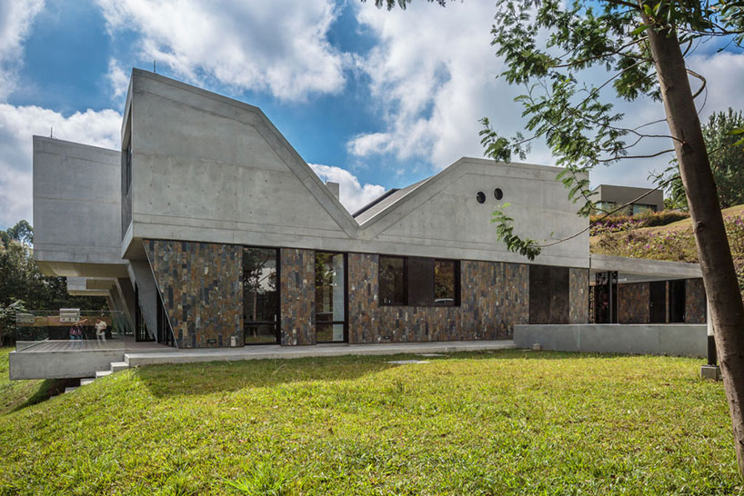 plan-b-arquitectos-casa-en-ilanogrande-rionegro-designboom-02