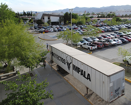 proyectos impala trailer container by urbánika provides a travelling gallery space and library