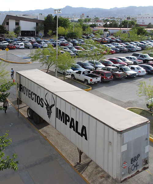 proyectos impala trailer container by urbánika provides a travelling gallery space and library