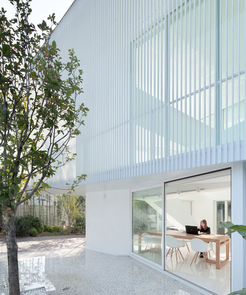 reMIX studio conceals interweaving interior behind semi-transparent façade