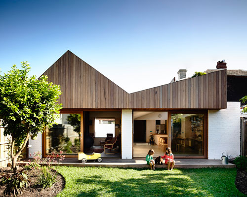 rob kennon architects highlights datum house with shifting timber roofline