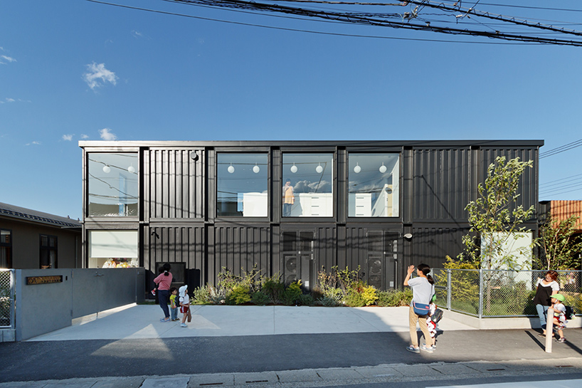 HIBINOSEKKEI-youji-no-shiro-OA-kindergarten-shipping-containers-saitama-japan-designboom-01