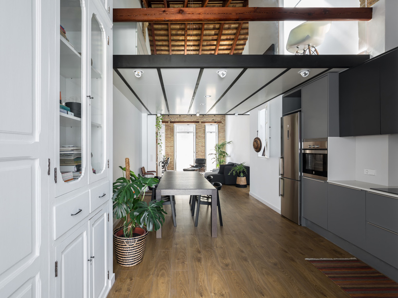 ambau-taller-d’arquitectes-loft-rehabilitation-valencia-designboom-02