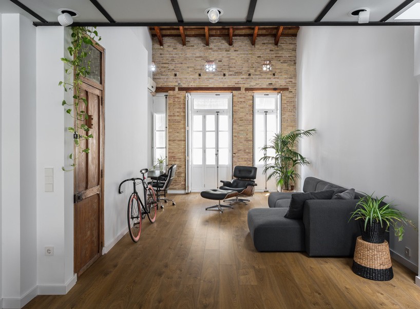 ambau taller d’arquitectes completes loft renovation in valencia