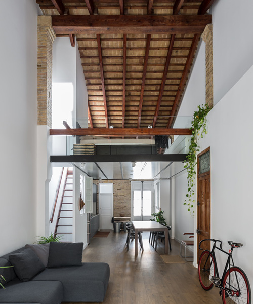ambau taller d’arquitectes completes loft renovation in valencia