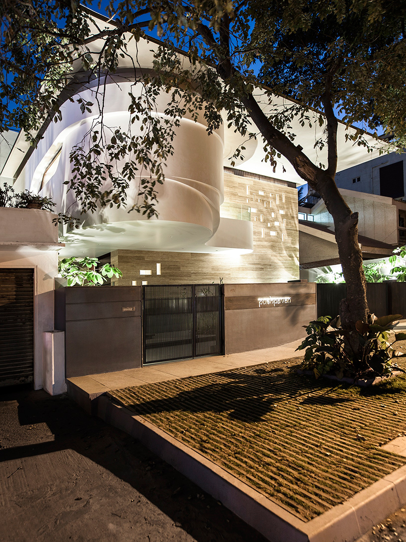 B-one House By Cadence Architects Has A Private Courtyard