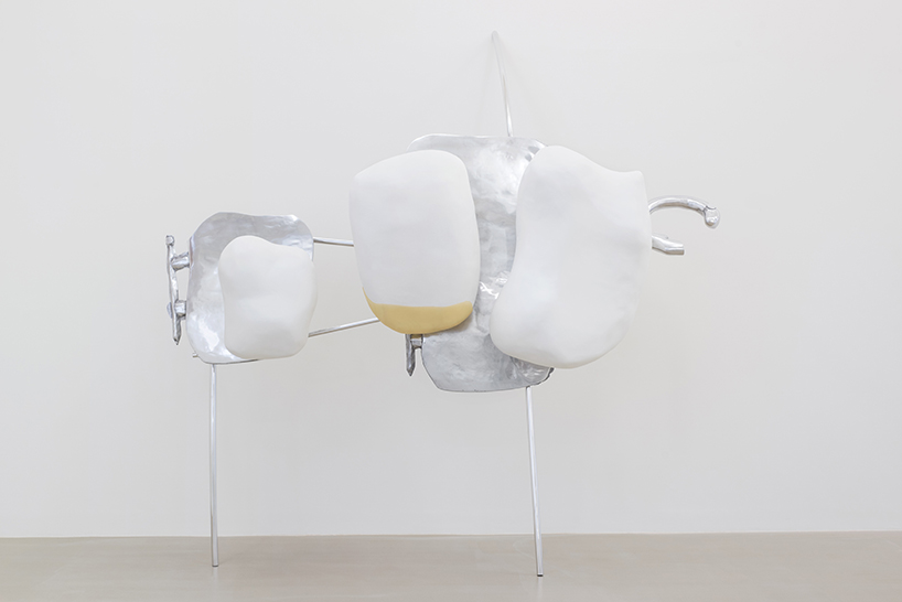 giant-teeth-marian-goodman-gallery-nairy-baghramian-scruff-of-the-neck-designboom-02