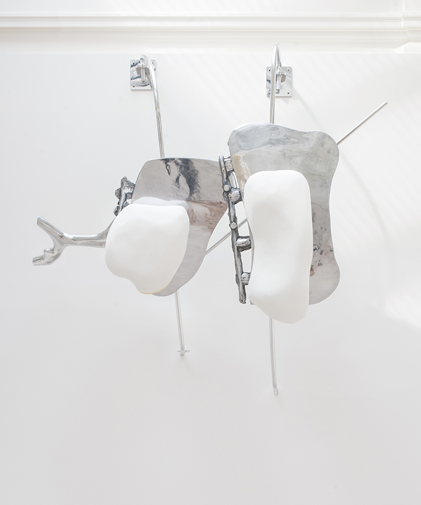 giant-teeth-marian-goodman-gallery-nairy-baghramian-scruff-of-the-neck-designboom-02