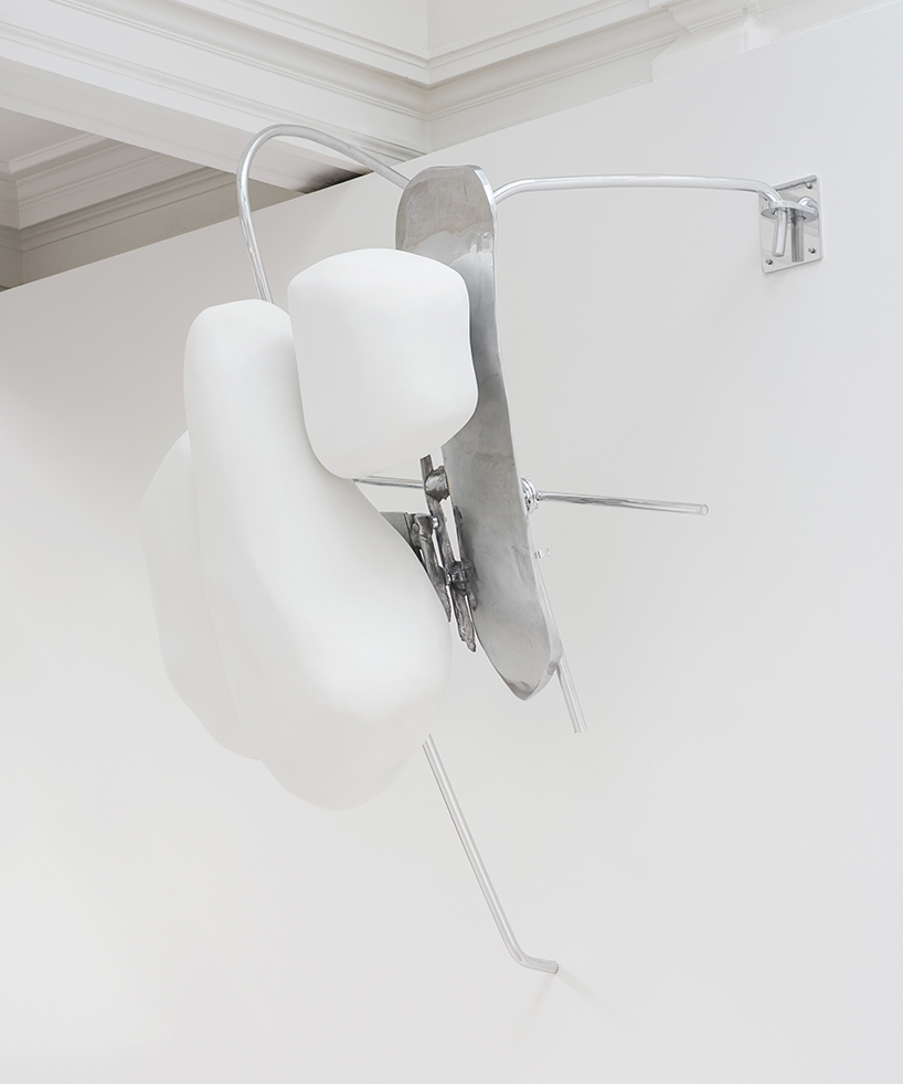 giant-teeth-marian-goodman-gallery-nairy-baghramian-scruff-of-the-neck-designboom-02