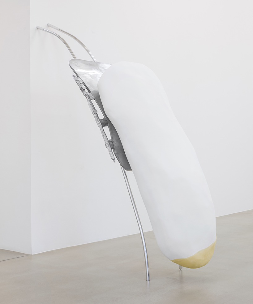 giant-teeth-marian-goodman-gallery-nairy-baghramian-scruff-of-the-neck-designboom-02