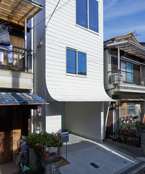ninkipen! peels up gandare house's façade to form canopy in japan