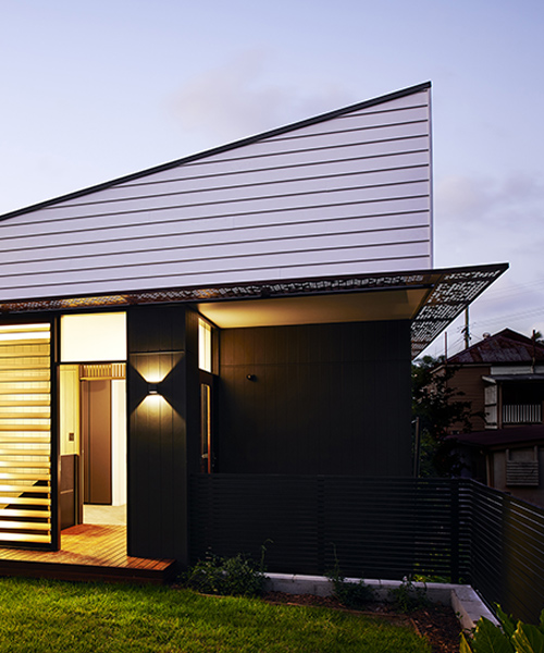 refresh design builds woolloongabba gardenhouse in a queensland backyard