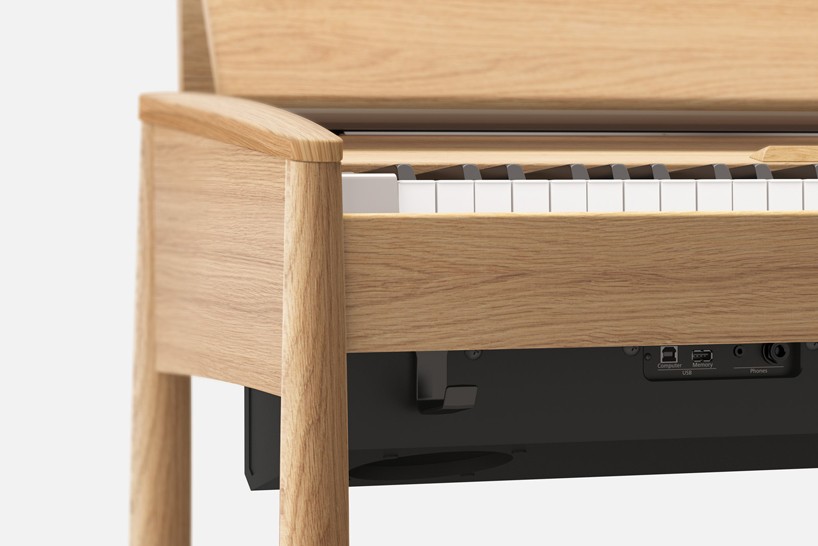 Electric store piano wood