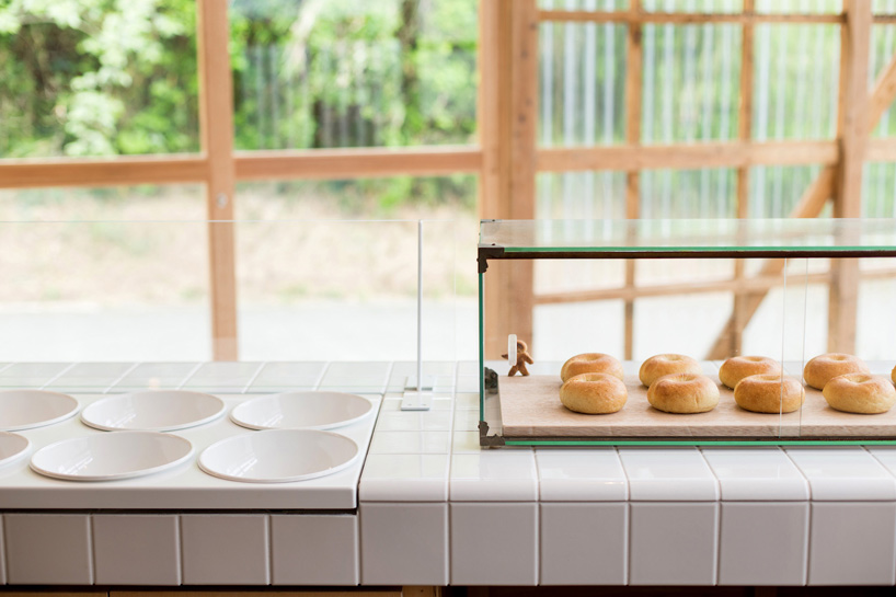 roovice-architects-miyagawa-bagel-shop-japan-designboom-02