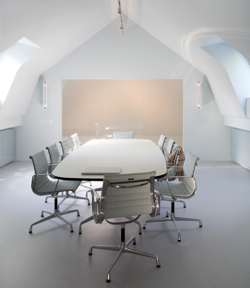 scholten & baijings glass gradients NEOCON 2016 designboom