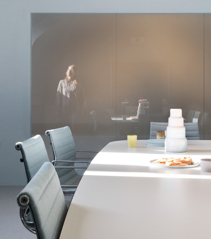 scholten & baijings glass gradients NEOCON 2016 designboom 