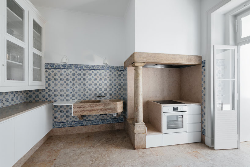 aurora-arquitectos-apartment-in-estrela-lisbon-designboom-02