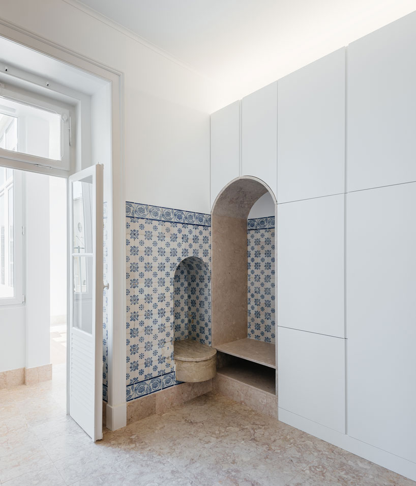 aurora-arquitectos-apartment-in-estrela-lisbon-designboom-02