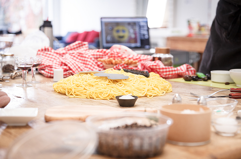 emojis-food-universal-languages-agustin-nieto-anna-keville-joyce-designboom-02