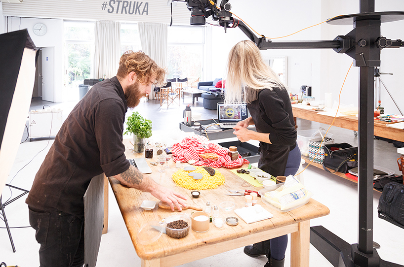 emojis-food-universal-languages-agustin-nieto-anna-keville-joyce-designboom-02