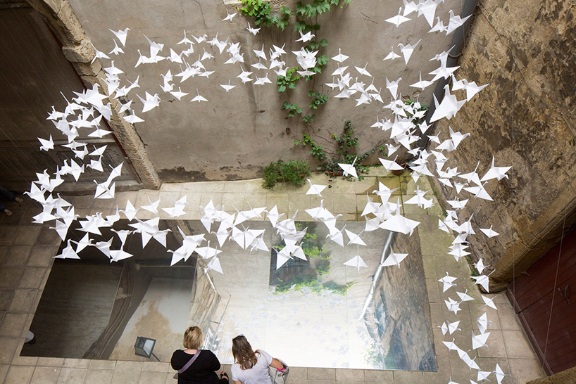 festival-des-architectures-vives-in-over-origami-birds-designboom-01