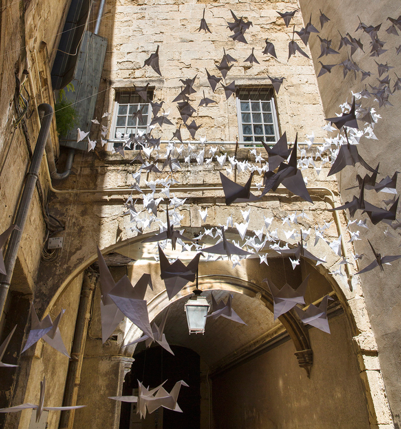 festival-des-architectures-vives-in-over-origami-birds-designboom-02