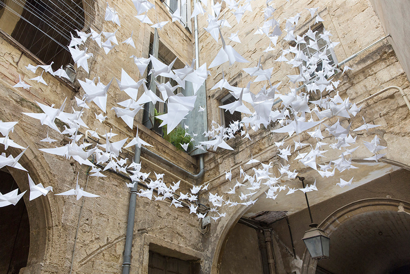 festival-des-architectures-vives-in-over-origami-birds-designboom-02