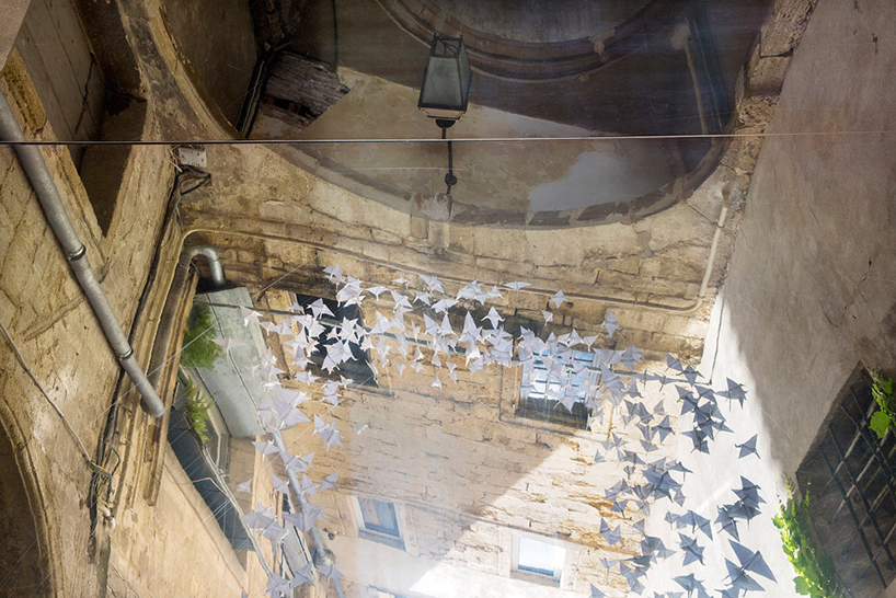 festival-des-architectures-vives-in-over-origami-birds-designboom-02
