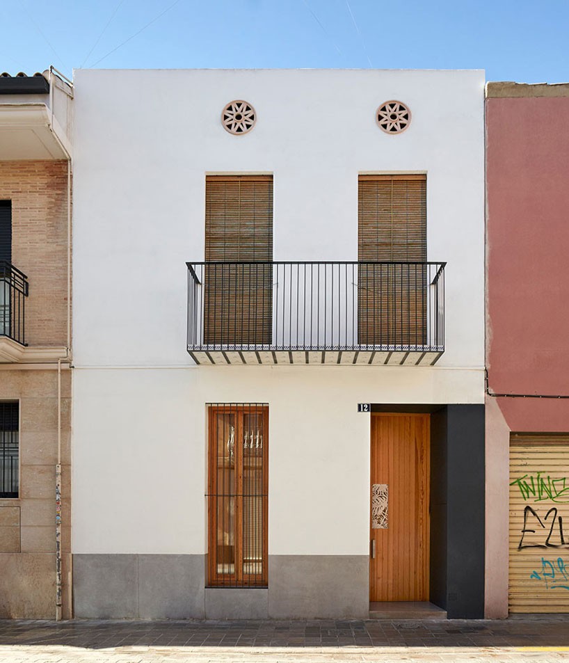 gradoli & sanz architects organize valencia home around two courtyards