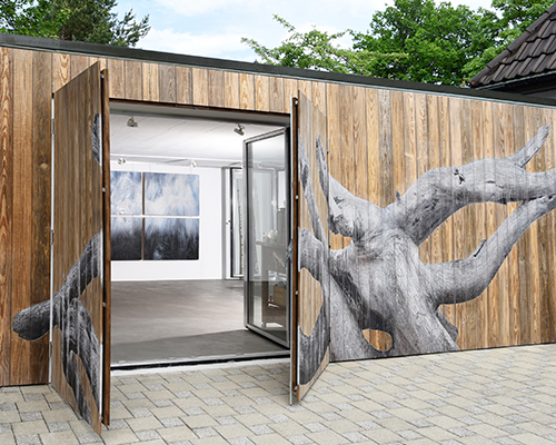 janka bertelsen creates carved kebony wood façade for her munich studio