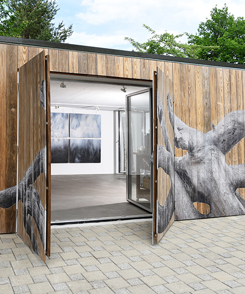janka bertelsen creates carved kebony wood façade for her munich studio