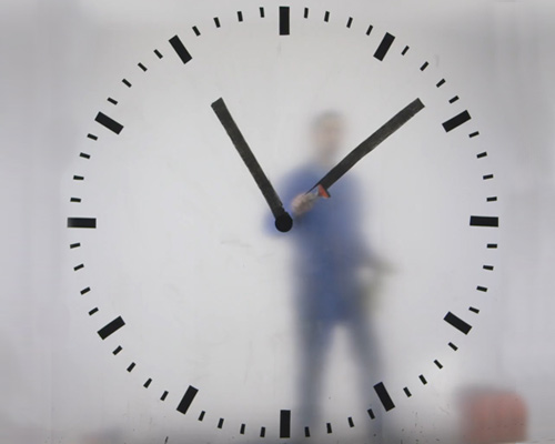 maarten baas records gigantic real time clock for amsterdam schiphol airport