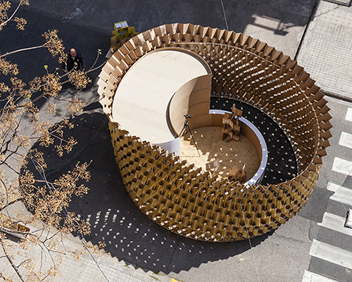 nituniyo + memosesmas' empty head installation takes part in falles celebration in spain