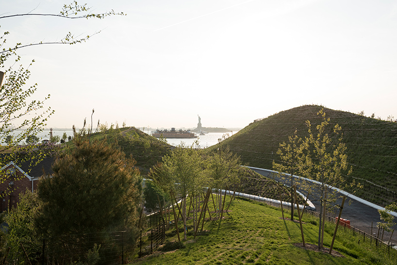 west-8-the-hills-on-governors-island-open-new-york-city-designboom-02