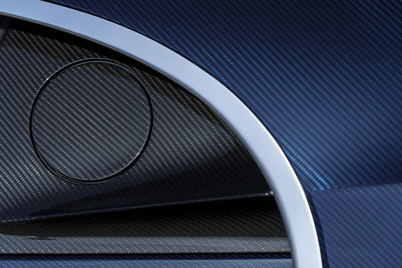 bugatti chiron shows off details with blue-tinted carbon fibre skin