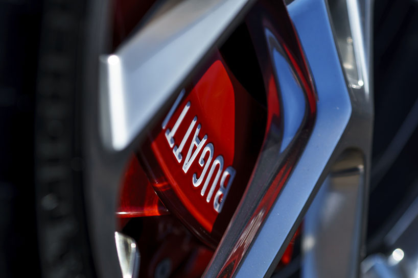 bugatti chiron shows off details with blue-tinted carbon fibre skin