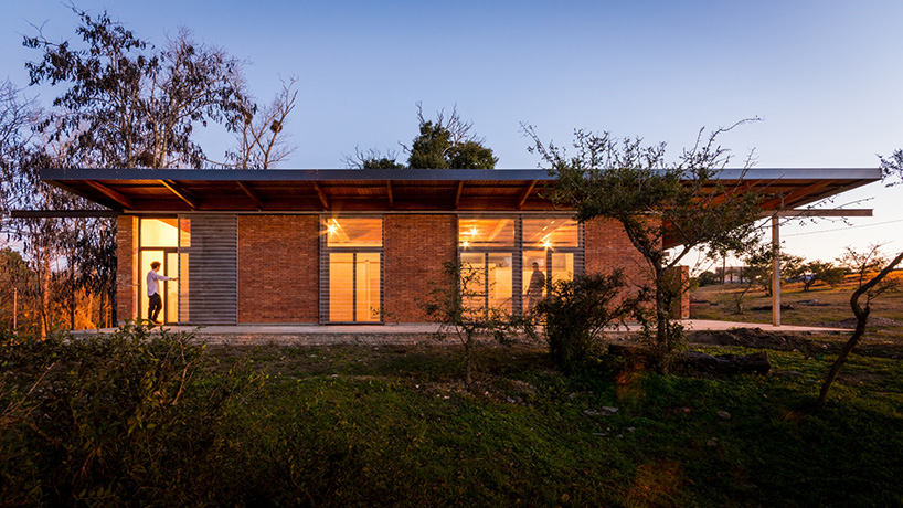 BLOS-arquitectos-casa-BSO-brick-house-cordoba-argentina-designboom-01