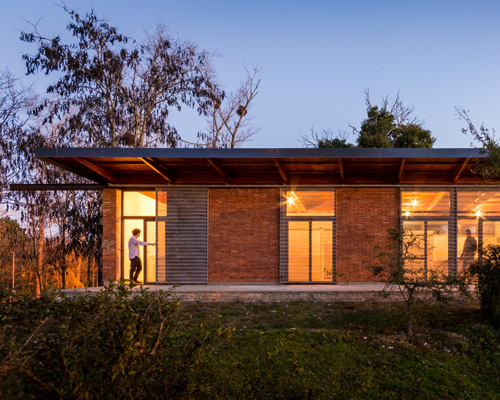BLOS arquitectos constructs casa BSO, a brick refuge in argentina
