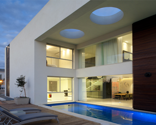 israelevitz architects' two storey family home responds to the climatic conditions in savyon, israel