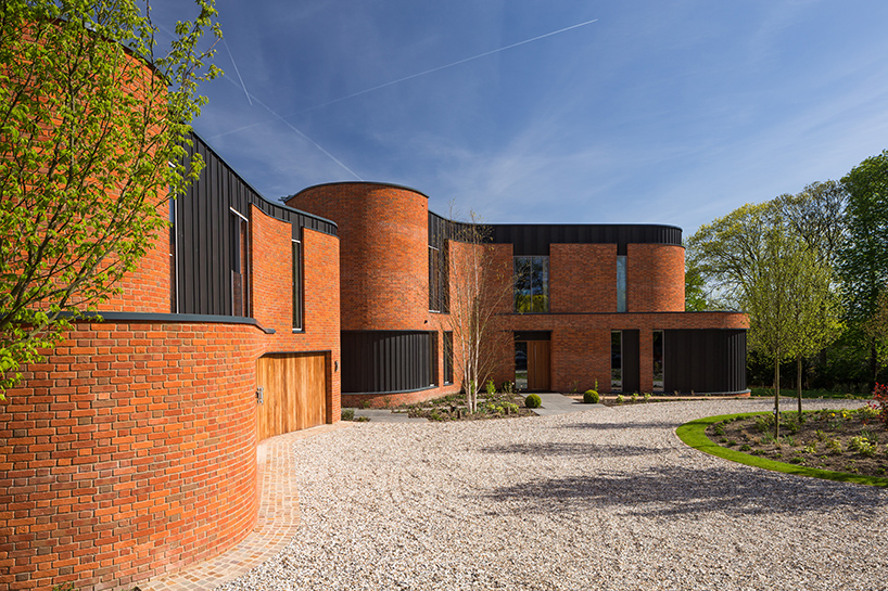 adrian-james-architects-incurvo-curving-brick-house-oxfordshire-designboom-01