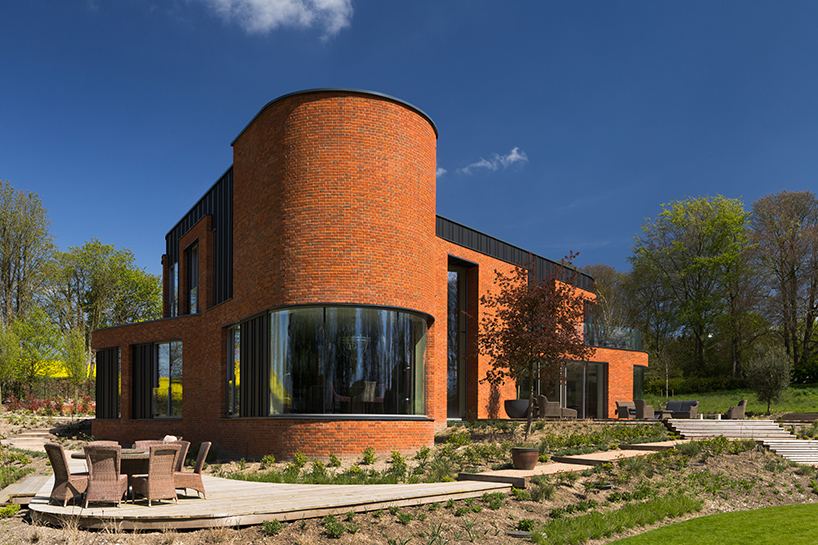 adrian-james-architects-incurvo-curving-brick-house-oxfordshire-designboom-02