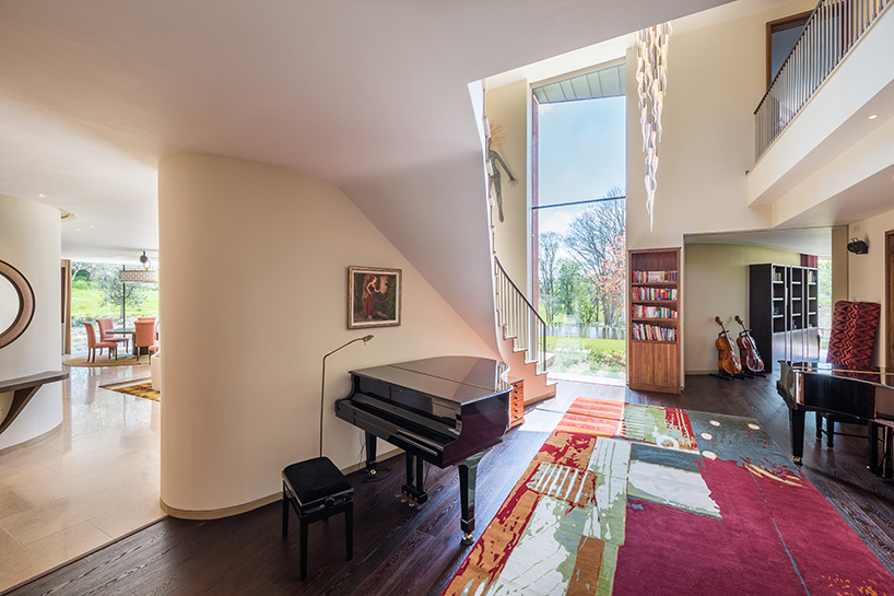 adrian-james-architects-incurvo-curving-brick-house-oxfordshire-designboom-02