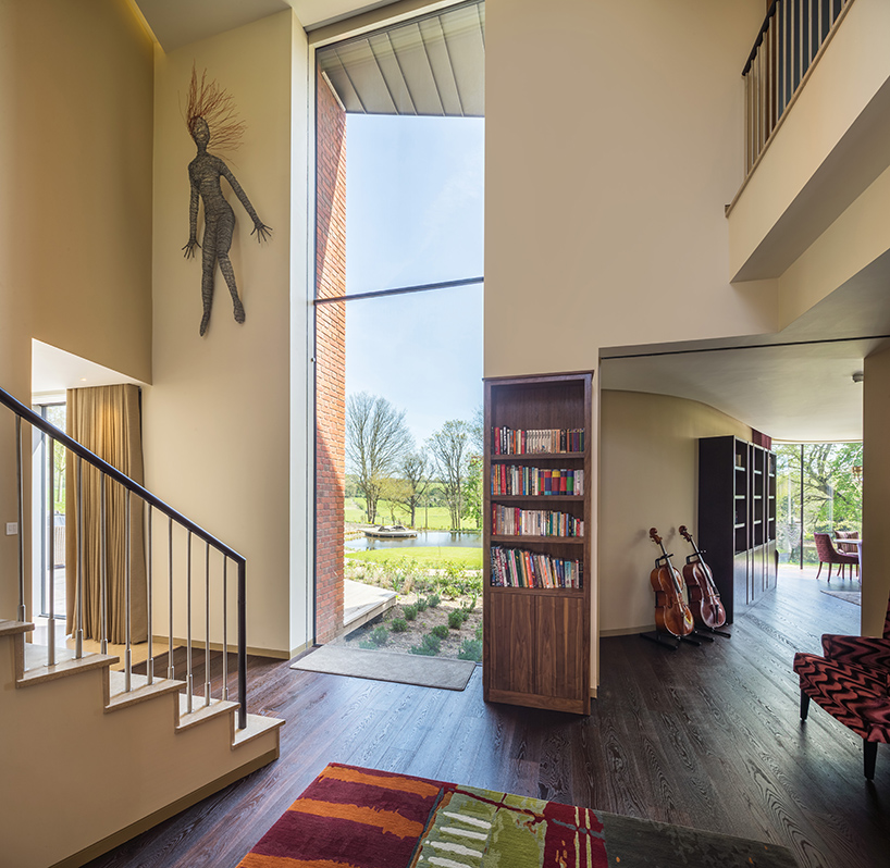 adrian-james-architects-incurvo-curving-brick-house-oxfordshire-designboom-02