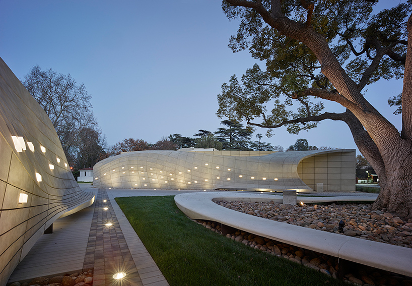 belzberg-architects-kaplan-family-pavilion-city-of-hope-duarte-california-designboom-01
