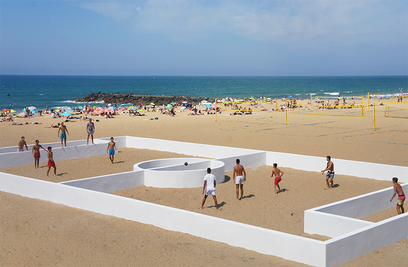 benedetto-bufalino-terrain-de-sport-sports-field-anglet-beach-france-designboom-01