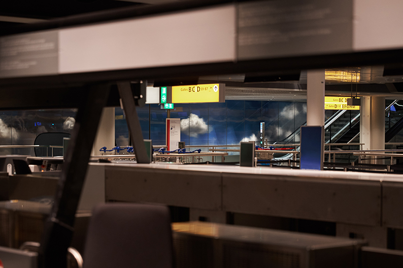 daan-roosegaarde-beyond-schiphol-airport-3D-clouds-designboom-02