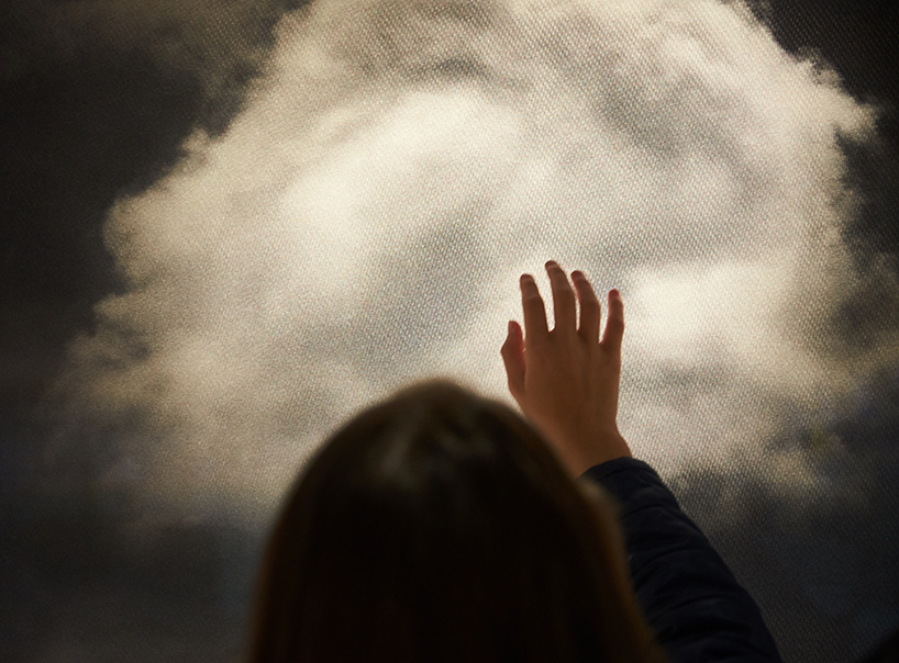 daan-roosegaarde-beyond-schiphol-airport-3D-clouds-designboom-02