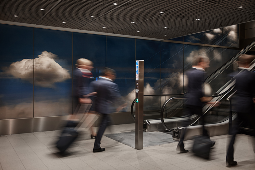 daan-roosegaarde-beyond-schiphol-airport-3D-clouds-designboom-02